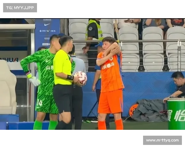 裁判误判引发争议，VAR回放后改判点球引热议